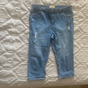 d. Jeans cropped distressed Size 16